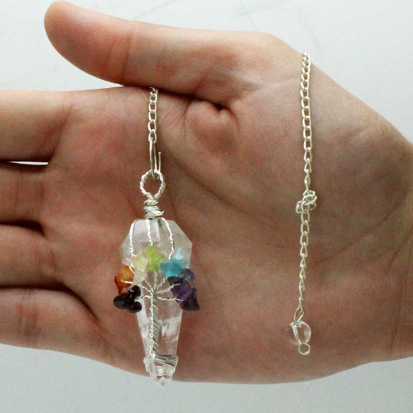 Handgefertigtes Sieben-Chakra Pendel aus Bergkristall mit Edelsteinperlen