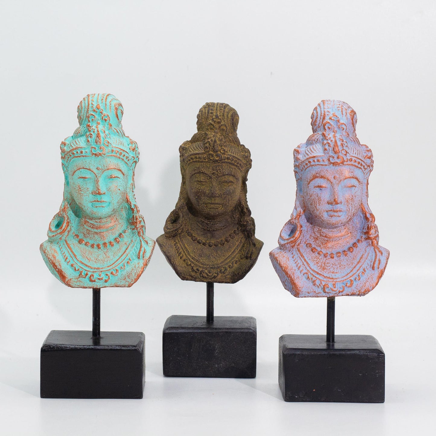 Statue Lucky Java Princess - Grüne Kupferpatina auf Betonsockel