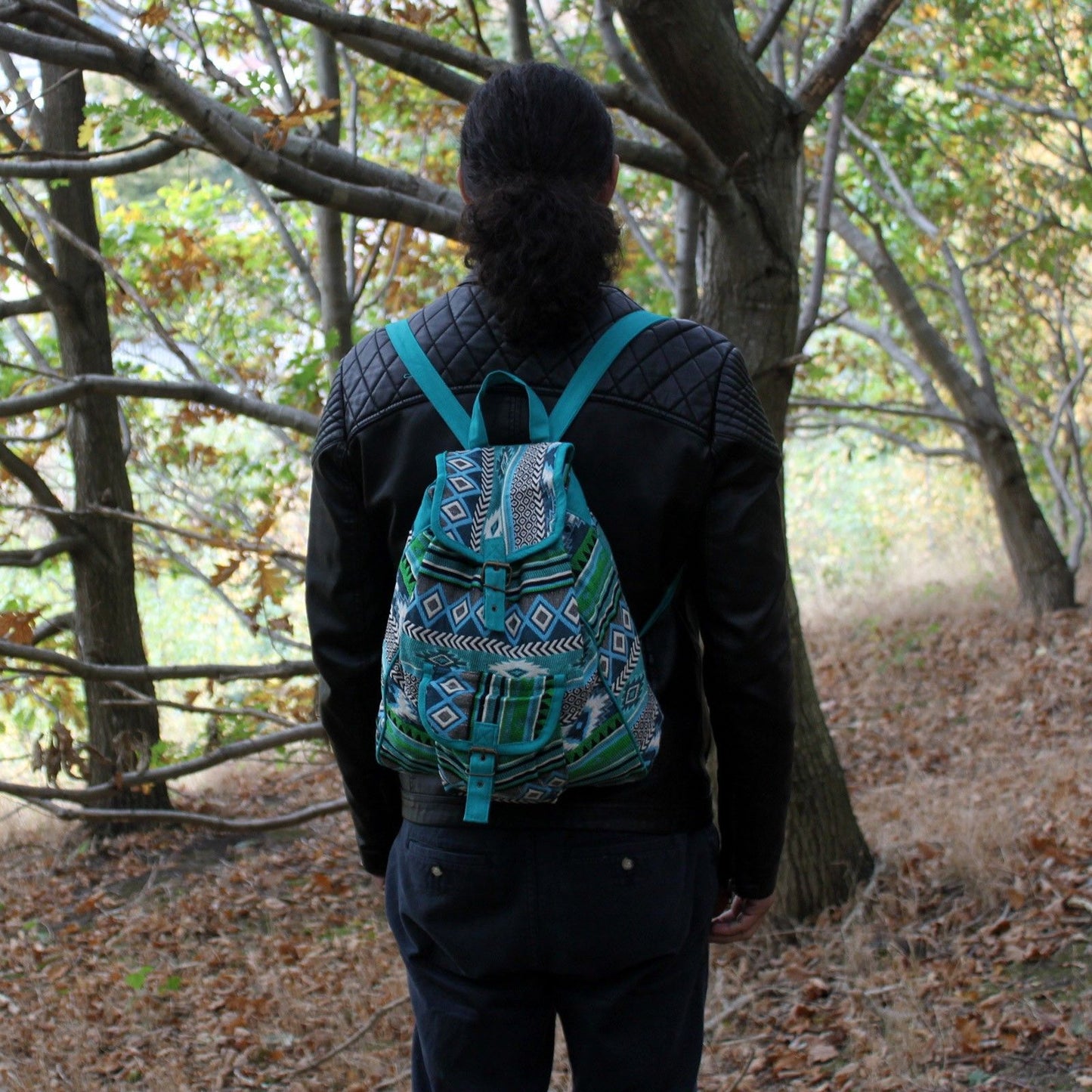 Jacquard-Rucksack in Teal – Handgewebter Begleiter für Städte und Reisen