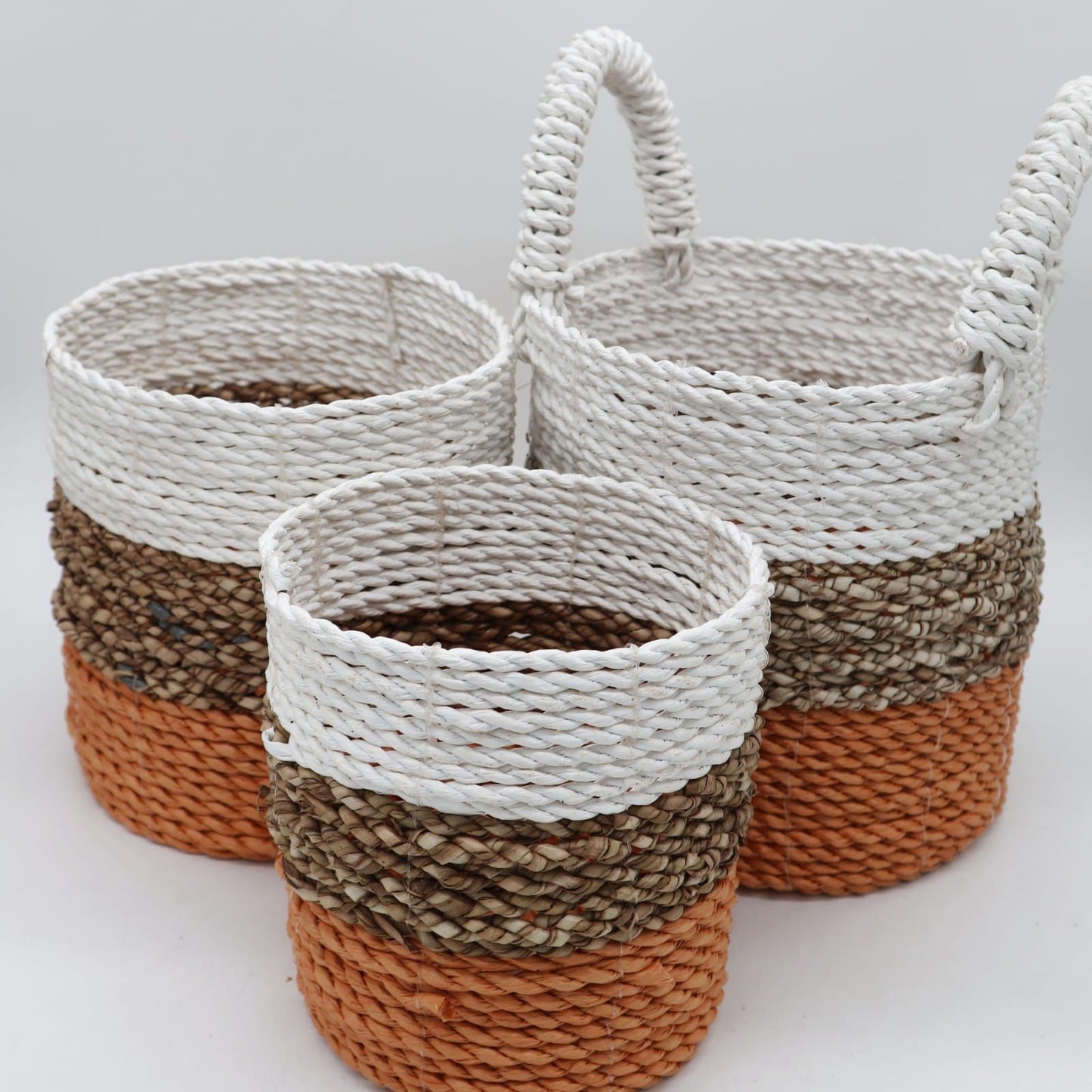 Set aus 3 handgeflochtenen Seegras-Körben in Orange, Natur & Weiß