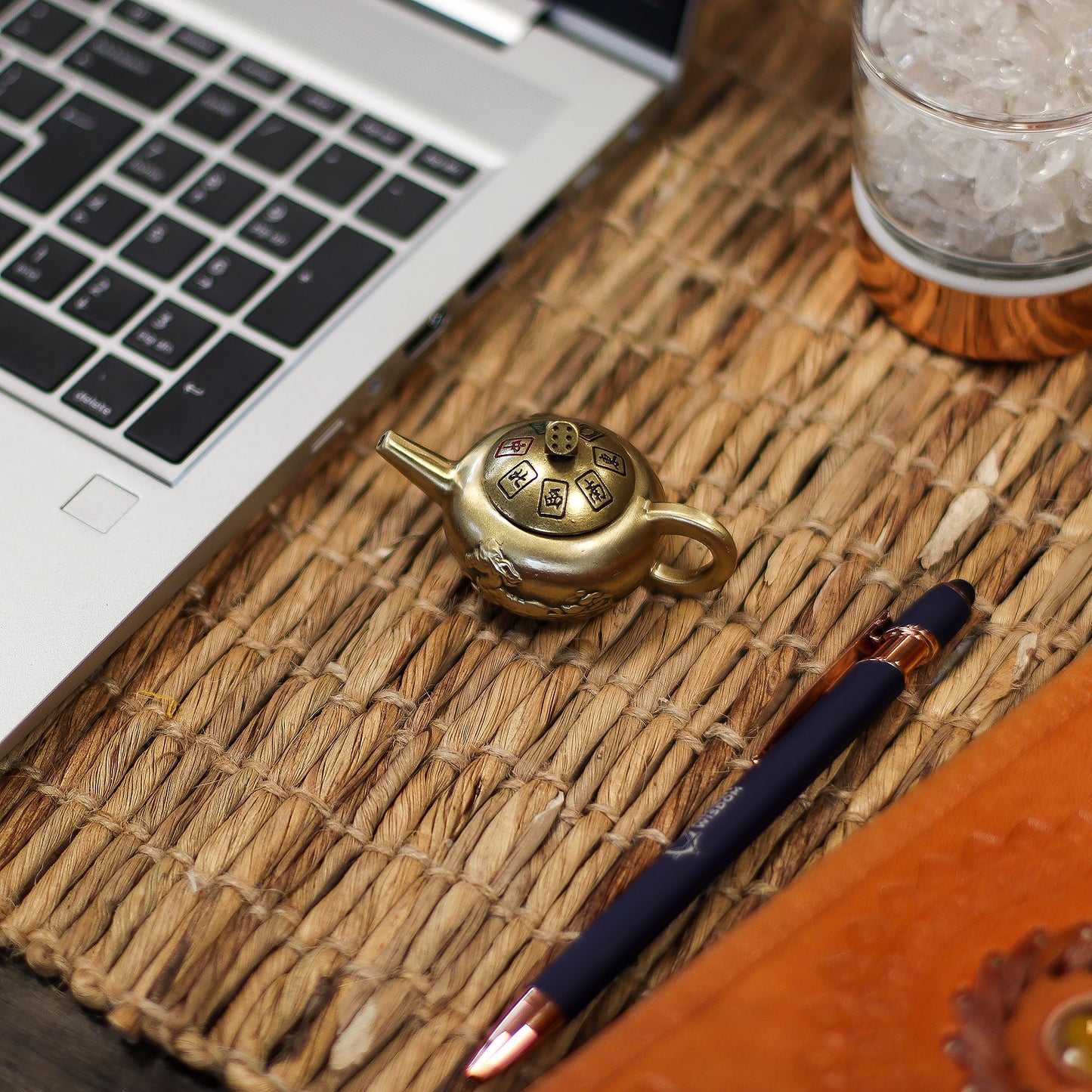 Feng Shui Glücks-Teekanne mit Würfel-Dreh – Messing-Talisman & Entscheidungshelfer