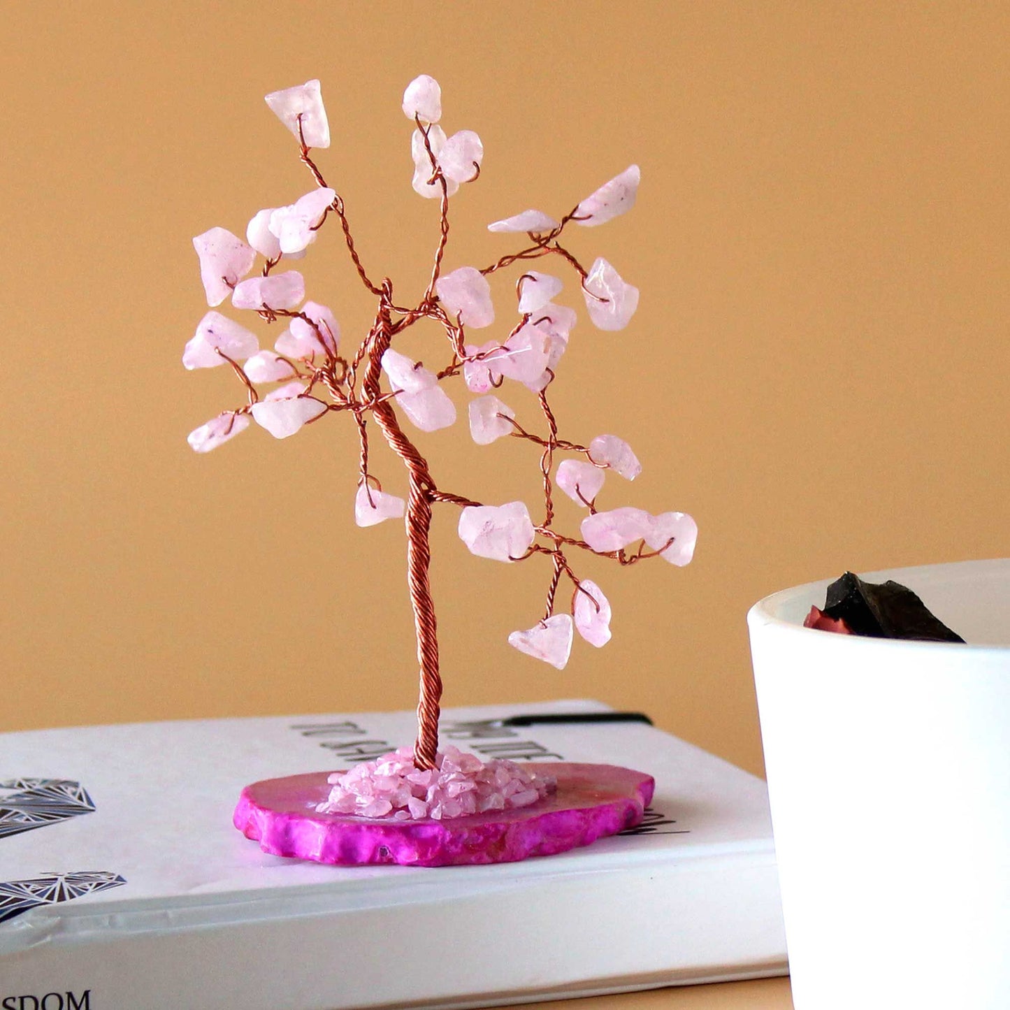 Edelsteinbaum aus Rosenquarz auf rosa Achat – Handgefertigtes Kunstwerk mit 35 Steinen