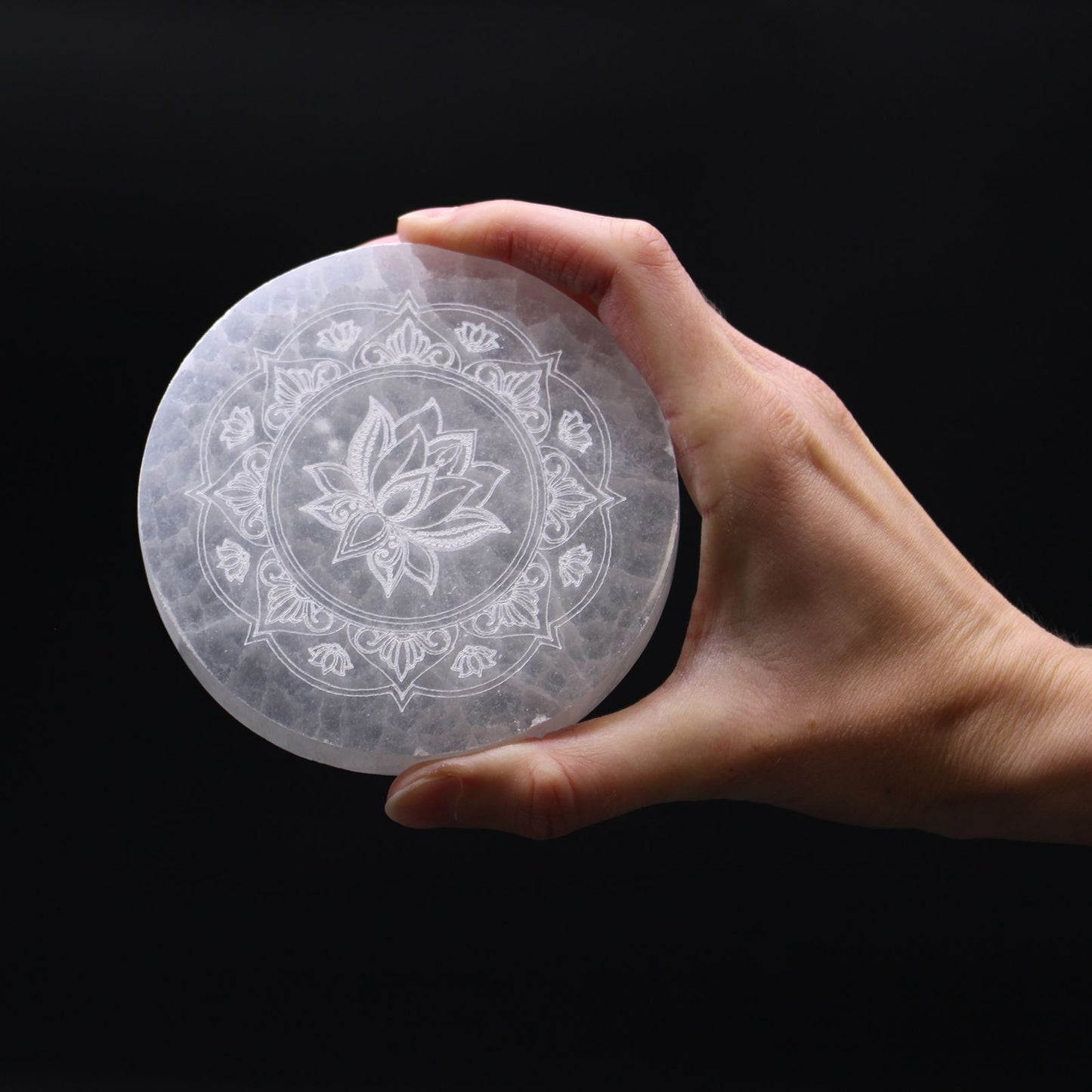 Selenit Ladeplatte 'Lotus Mandala' – Handgeschnitzt, 10 cm