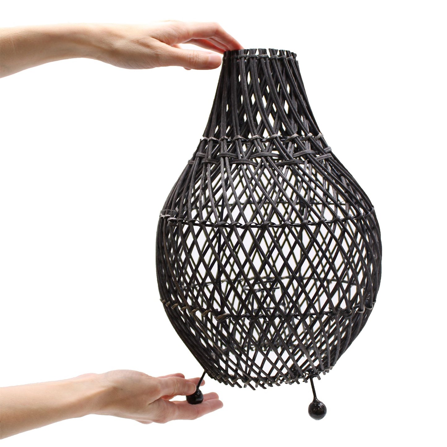 Tischlampe aus schwarzem Rattan - Handgeflochten mit Salzleuchtmittel