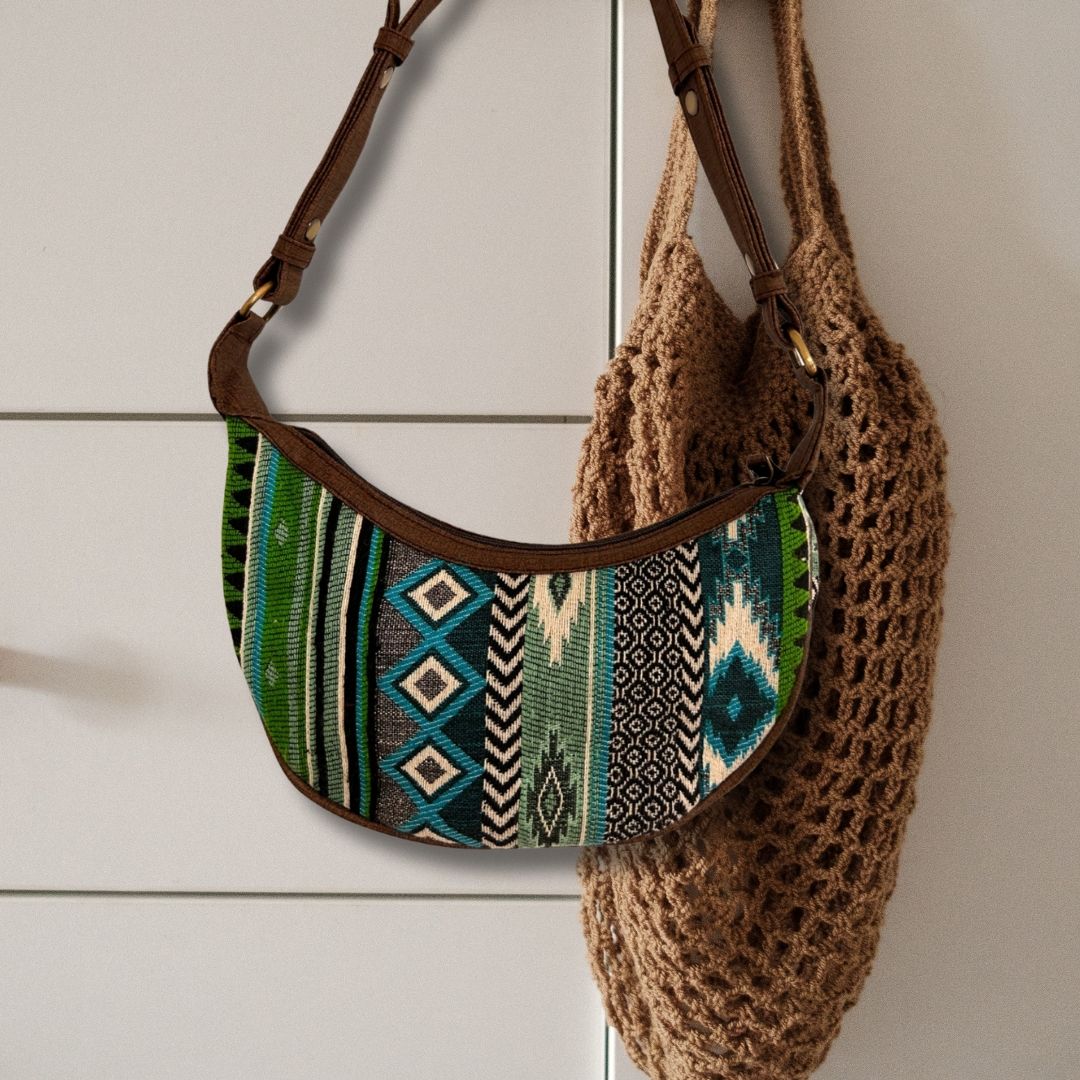 Jacquard Hobo Tasche in Edelgrün – Handgewebtes Baumwoll-Unikat mit braunem Riemen