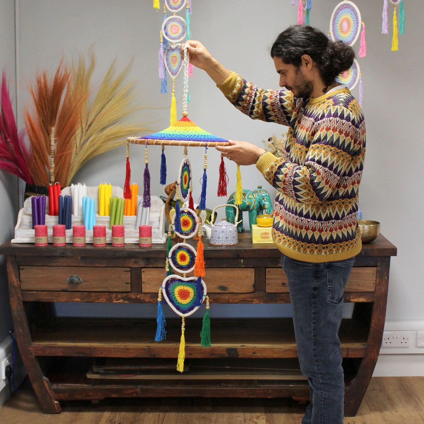 Großer Traumfänger Bali 'Lebendiger Regenbogen' – Handgefertigte Wandkunst mit Bambusgriff, 120 cm