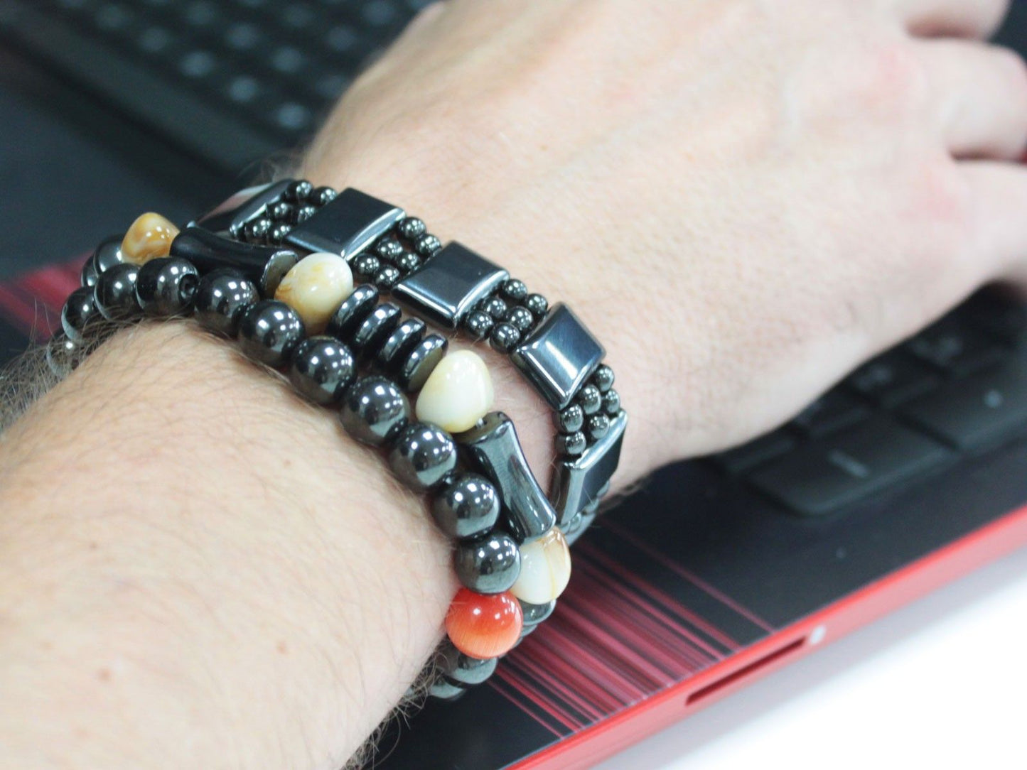 Farbtherapie Magnetarmband - 6 einzigartige Designs aus Hämatit & Glas