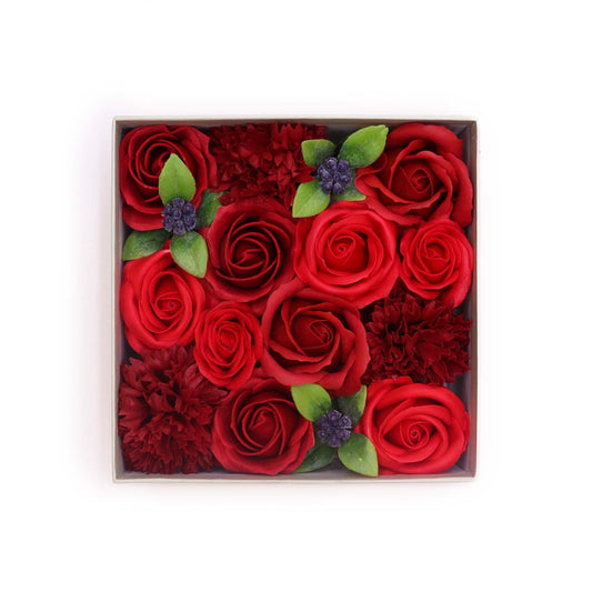 Quadratische Geschenkbox mit klassischen roten Seifenrosen