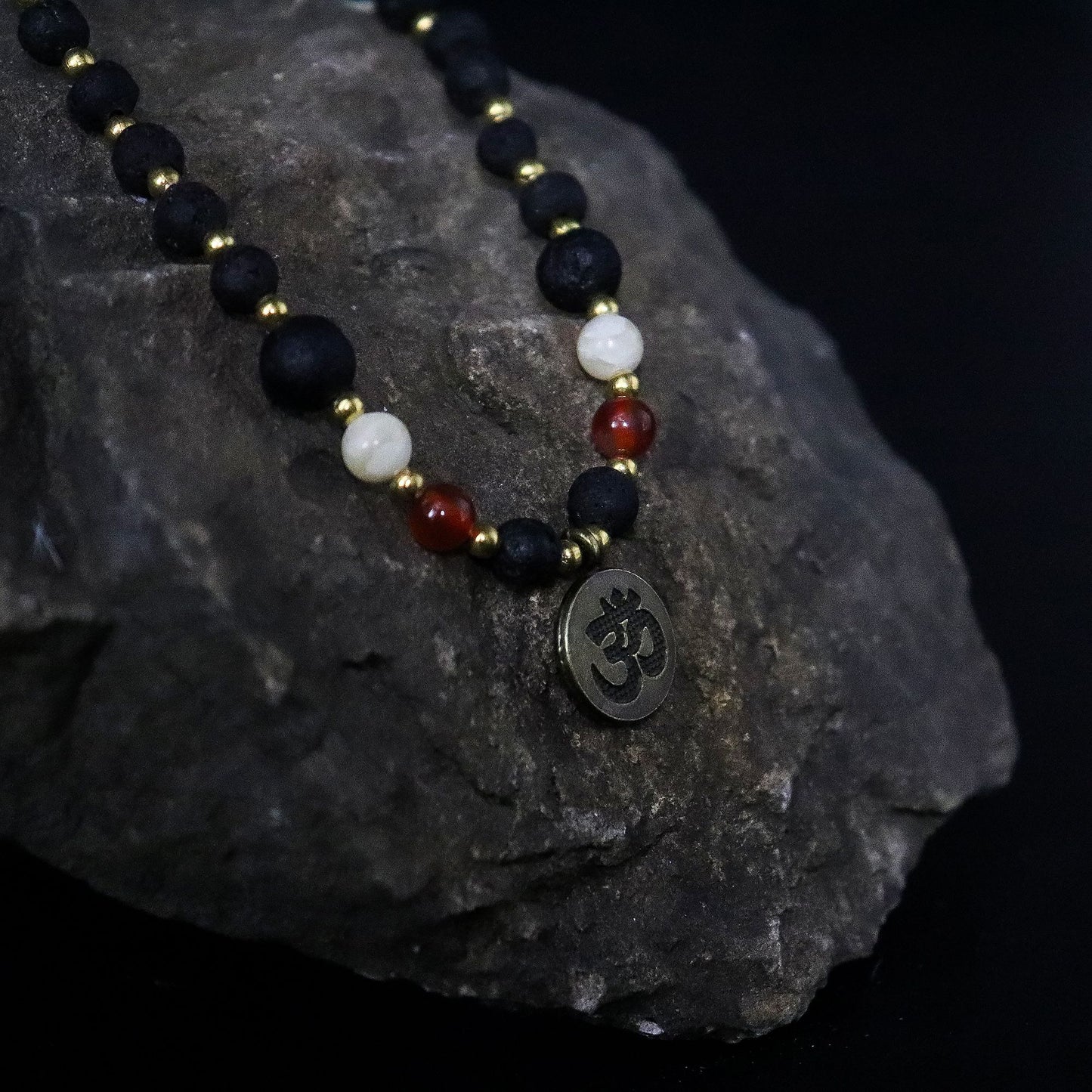 Om-Kette 'Vulkanessenz' – Handgefertigte Halskette aus Lavastein & Edelsteinen