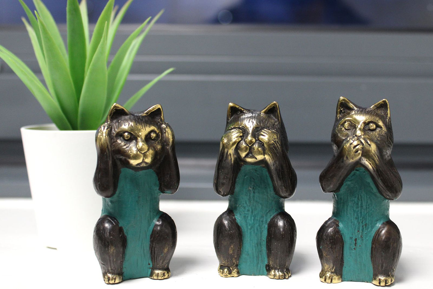 Drei Wächter aus Messing - Katzen-Skulpturen-Set für Harmonie