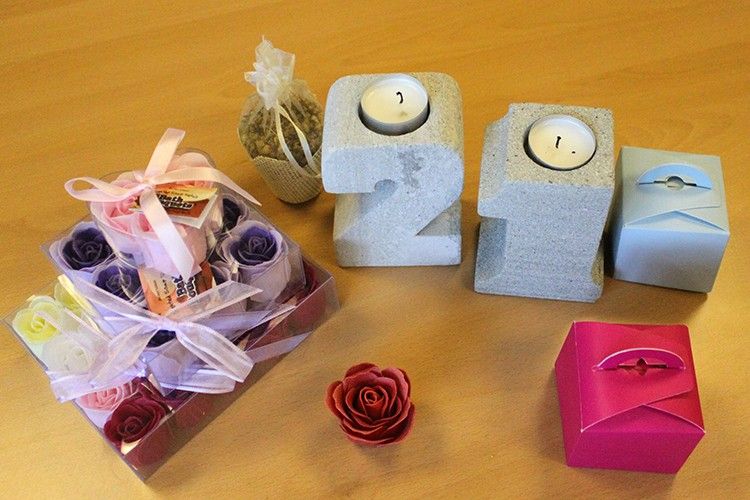 Kerzenhalter aus Granit in Form der Zahl 4 – Handgefertigter Tischschmuck