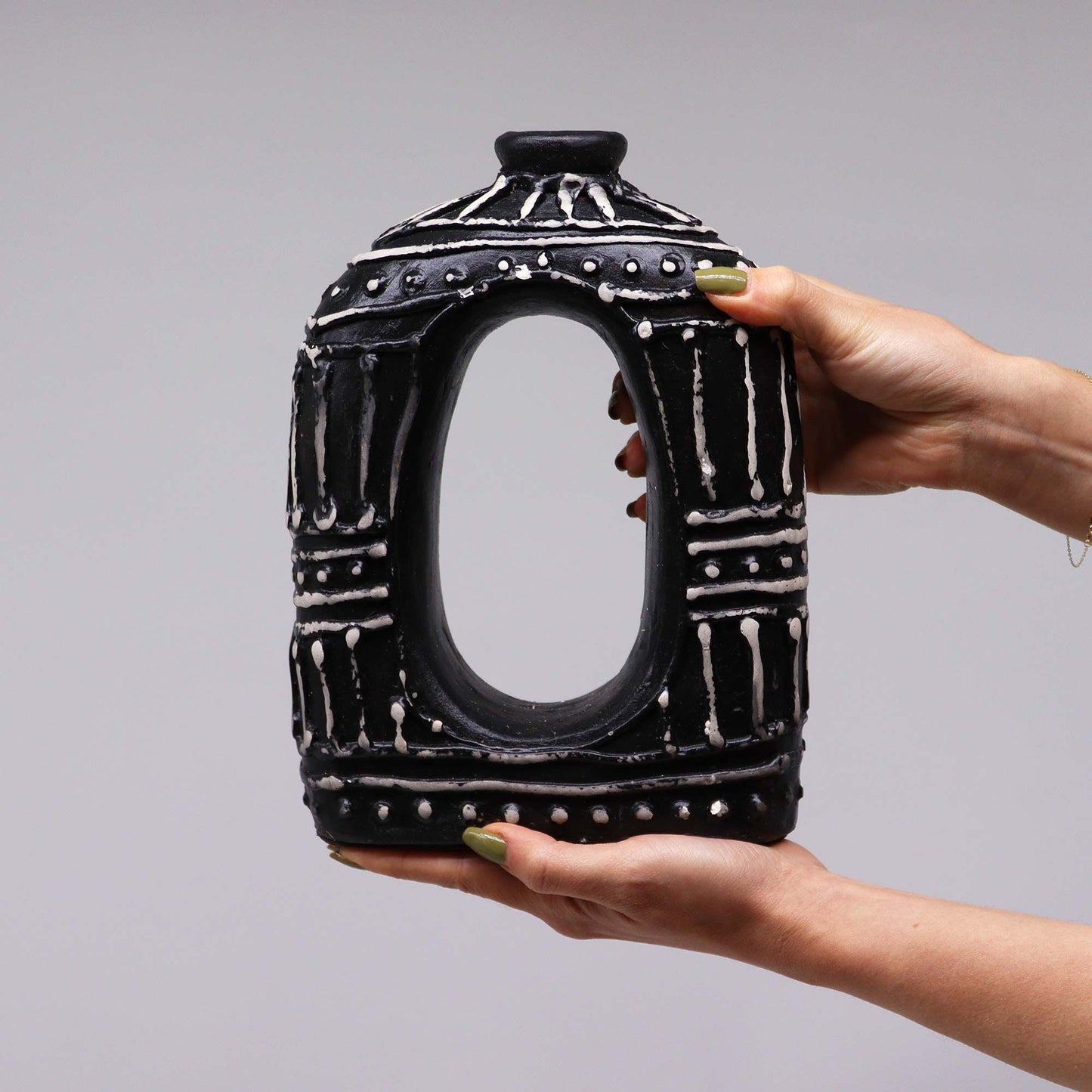 Handbemalte Terrakotta-Vase in Schokoladenbraun, Ovales Donut-Design 23cm