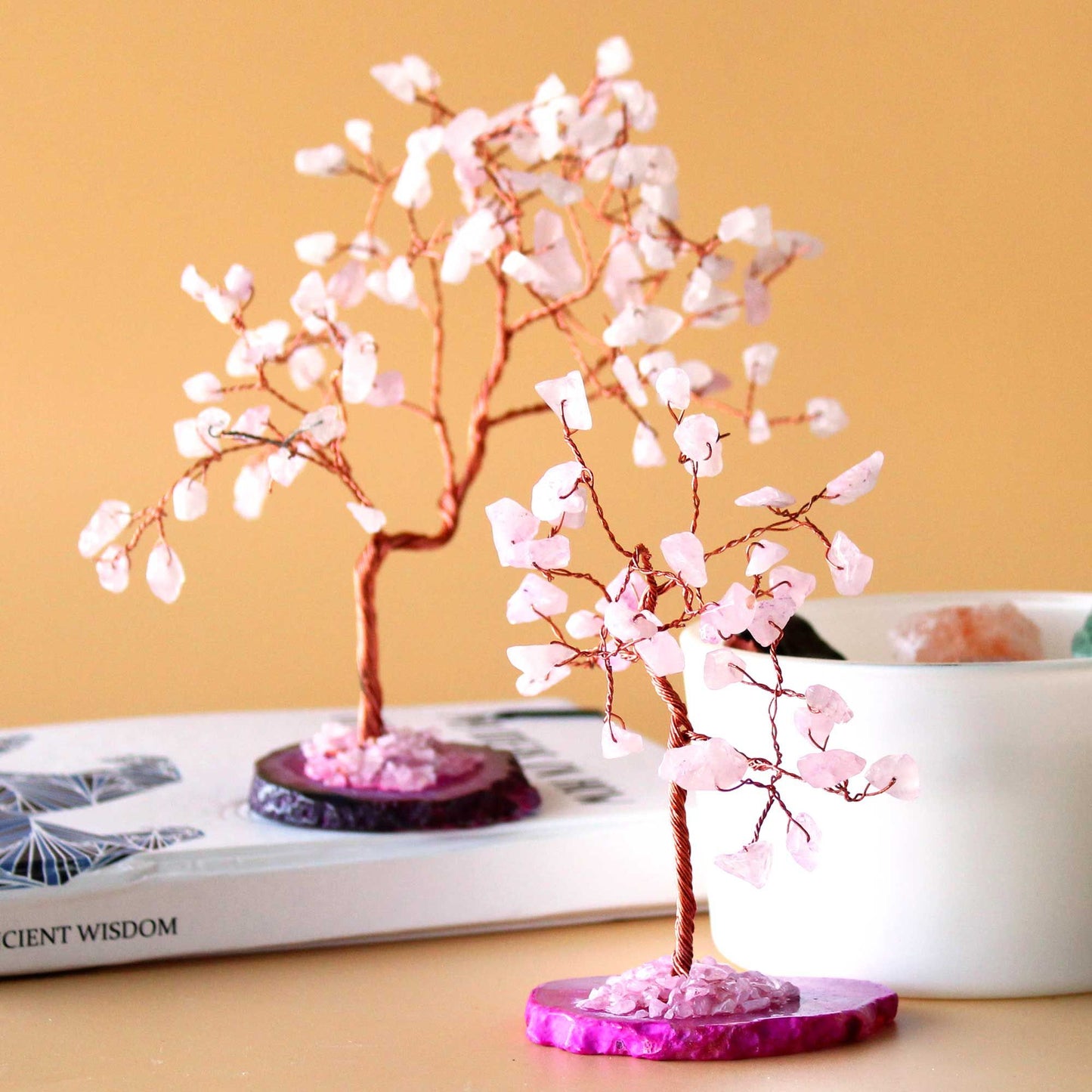 Edelsteinbaum aus Rosenquarz auf rosa Achat – Handgefertigtes Kunstwerk mit 35 Steinen