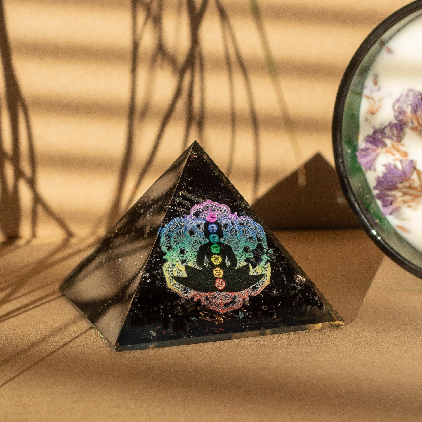 Orgonit-Pyramide 'Chakra Buddha' mit schwarzem Turmalin - Energie & Balance
