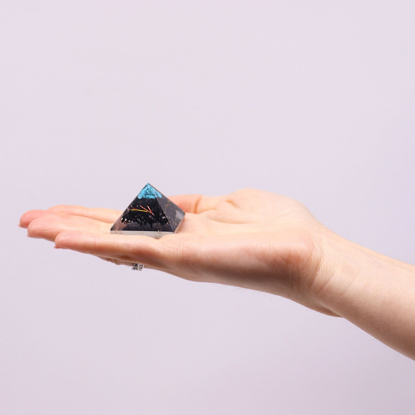 Handgefertigte Mini-Orgonit-Pyramide mit Edelsteinchips & Kupfer – 2,5 cm