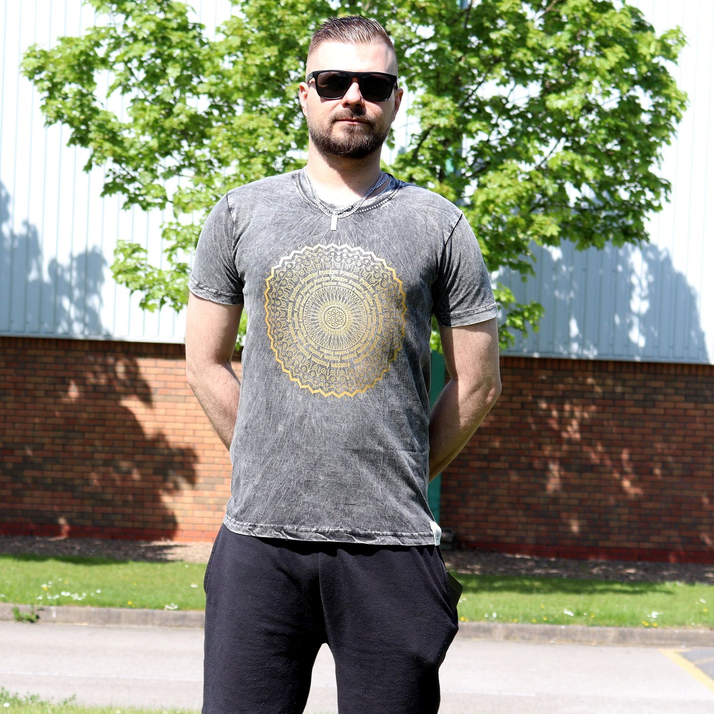 Mandala T-Shirt in Dunkelgrau – Doppelt steingewaschen & handgefertigt