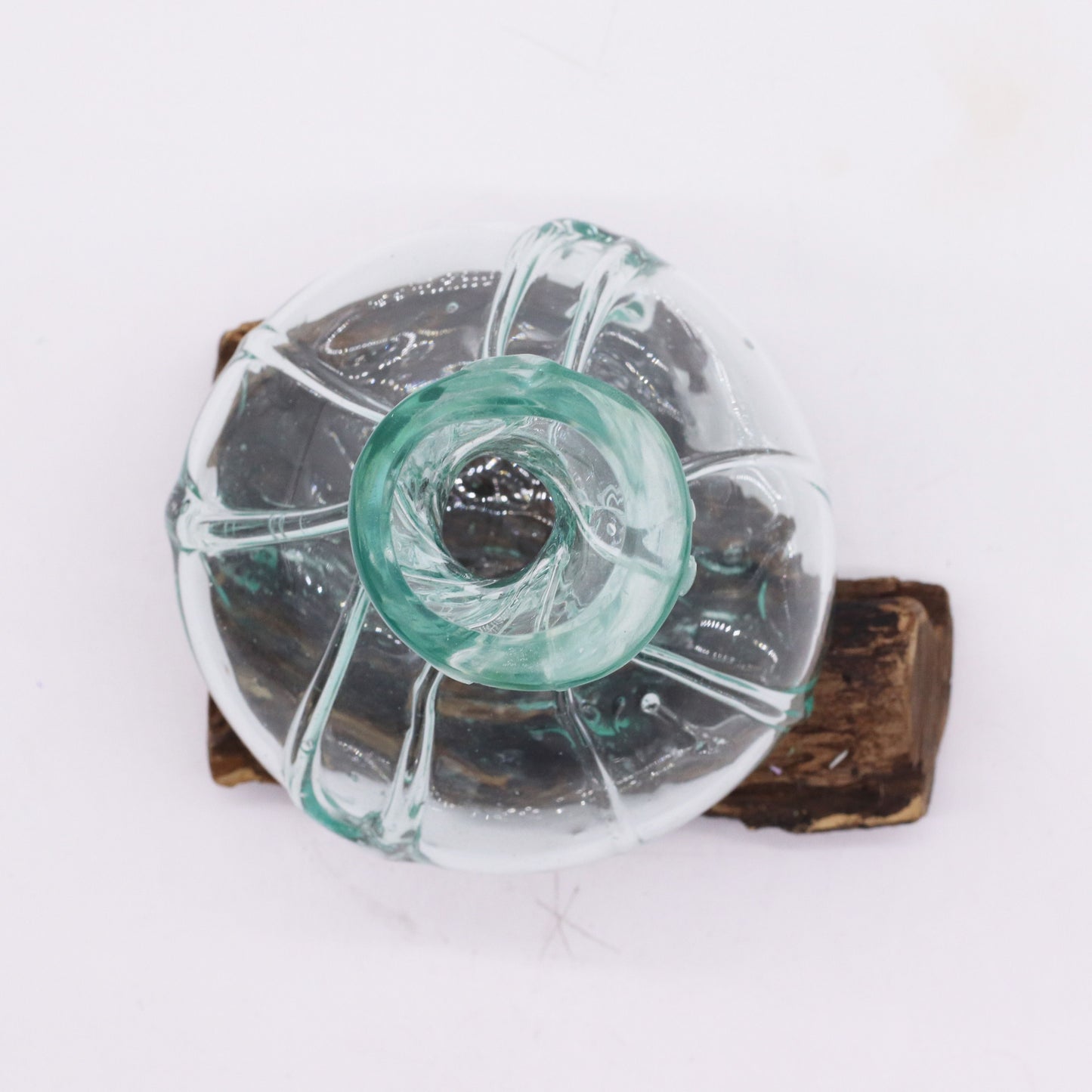 Skulpturaler Mini-Dekanter aus handgeblasenem Glas auf Holz