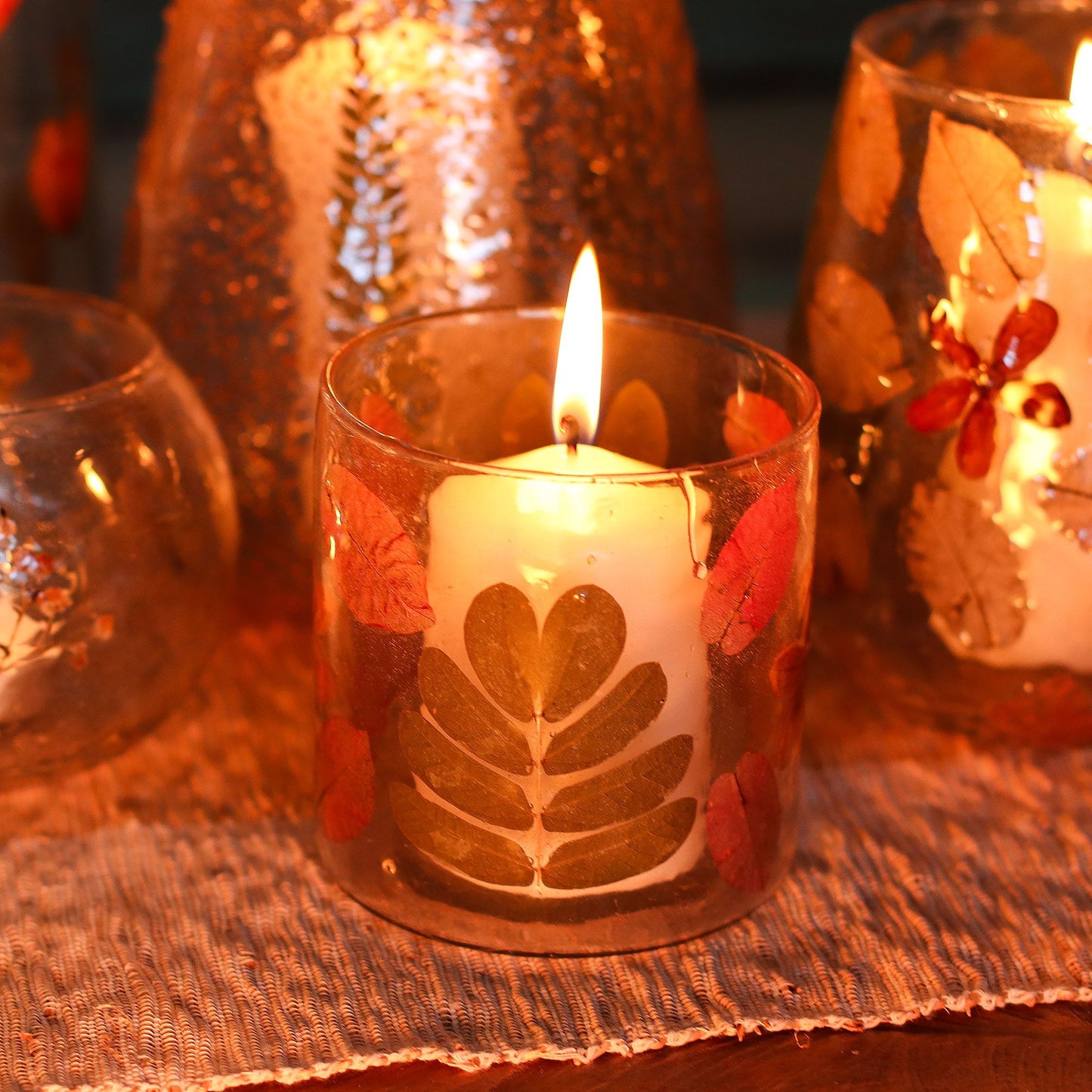Kerzenständer aus recyceltem Glas mit echten Blüten