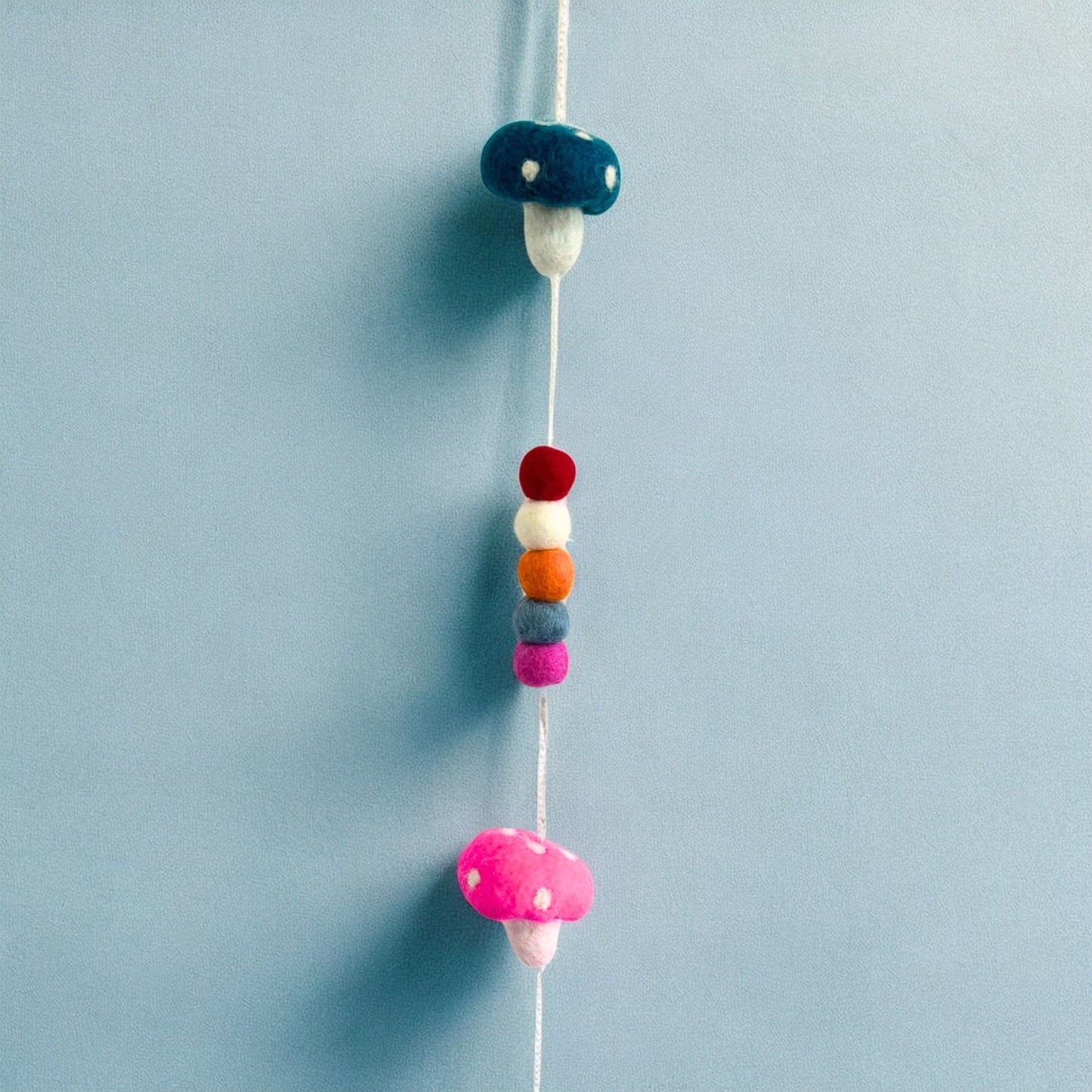 Wandbehang 'Magische Pilze' aus Filz - Handgefertigte Wanddekoration